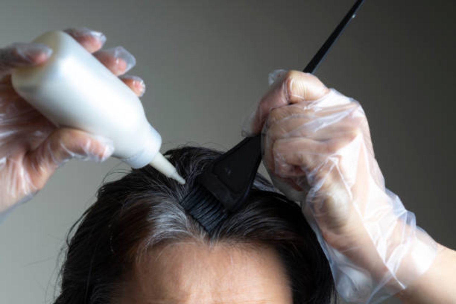 ¿Qué revela la psicología sobre quienes se tiñen el pelo para ocultar las canas?