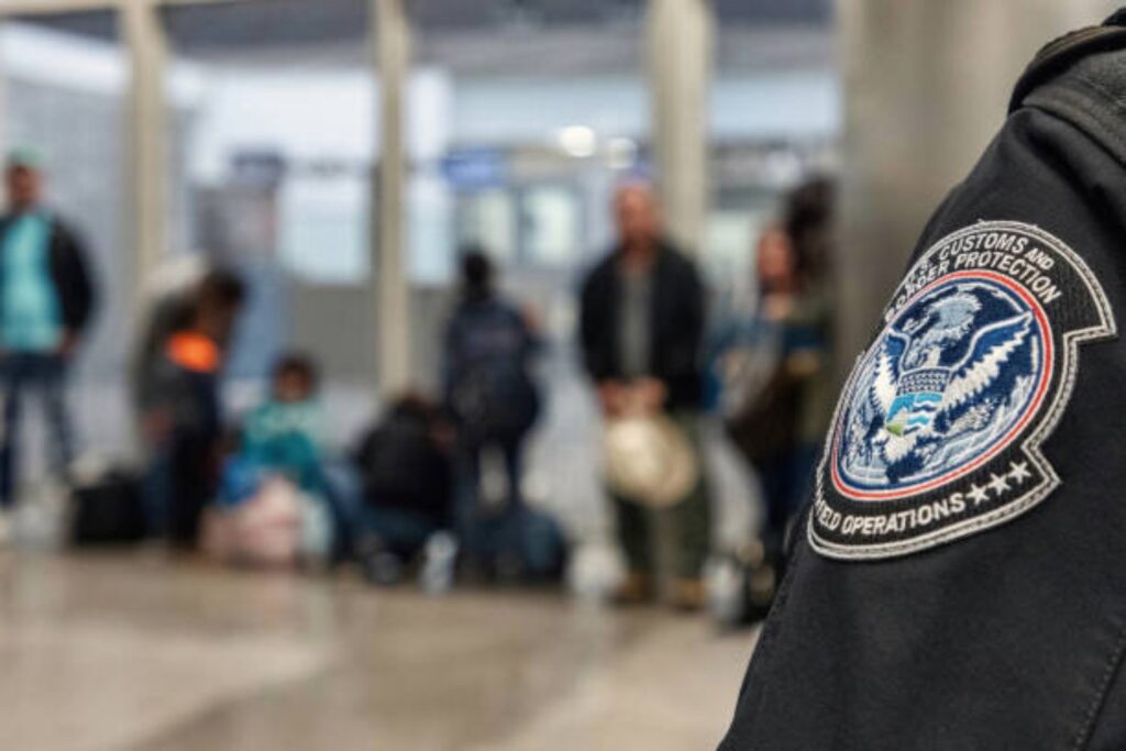 EEUU endurece controles: multas millonarias y cárcel para viajeros que incumplan esta norma