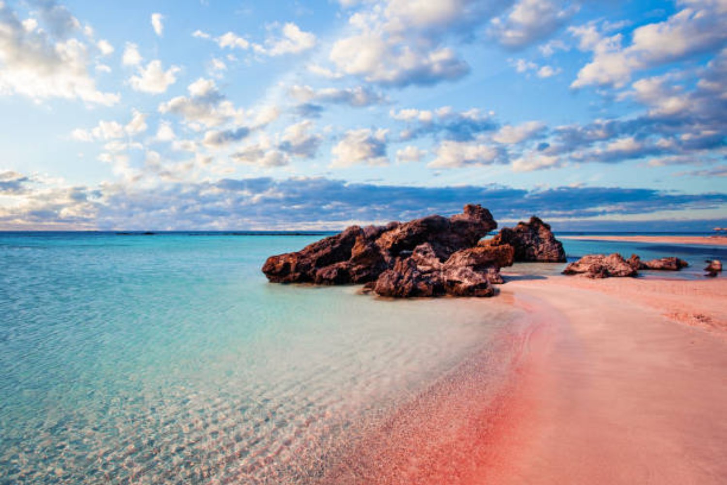 La playa secreta que ha sido nombrada la mejor del mundo: su arena tiene un color único y pocos saben por qué