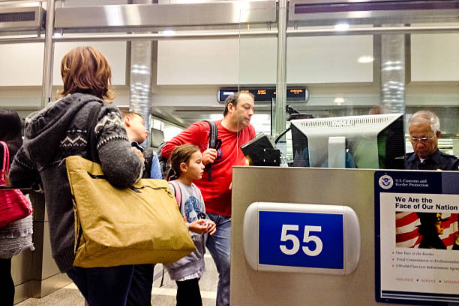 EEUU endurece controles: multas millonarias y cárcel para viajeros que incumplan esta norma