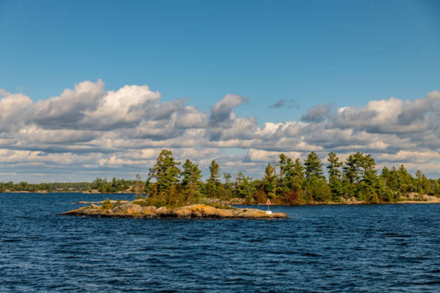 La increíble isla dentro de un lago, dentro de una isla: el fenómeno natural que asombra en Canadá