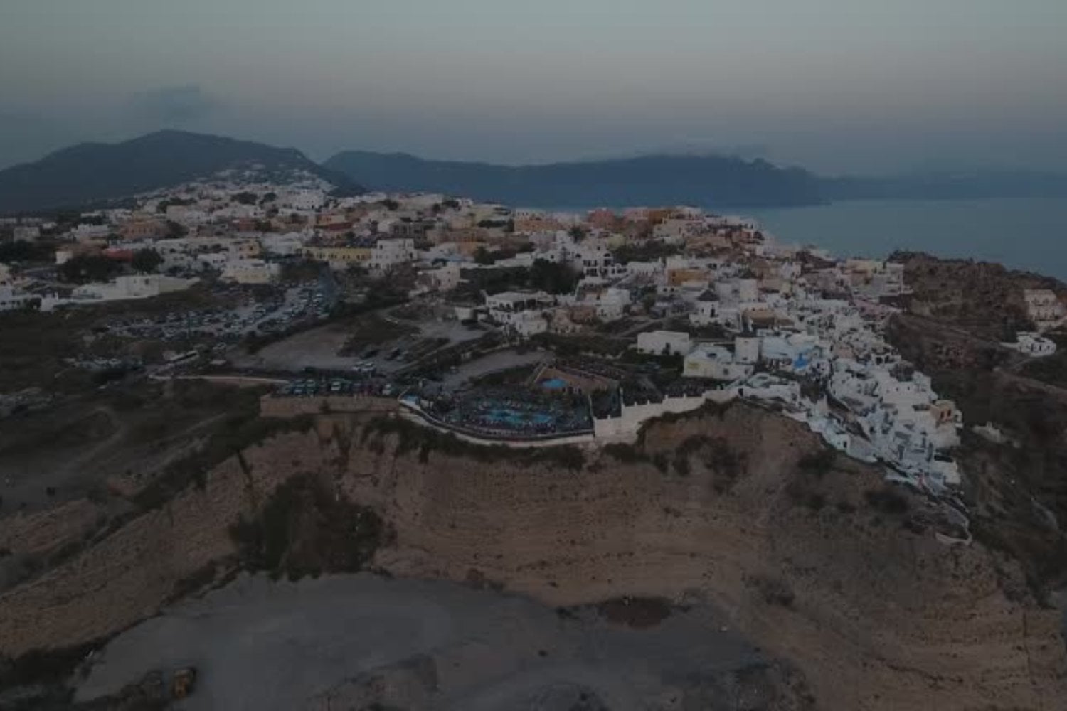 ¿Un nuevo volcán bajo Santorini? La isla en emergencia tras miles de sismos