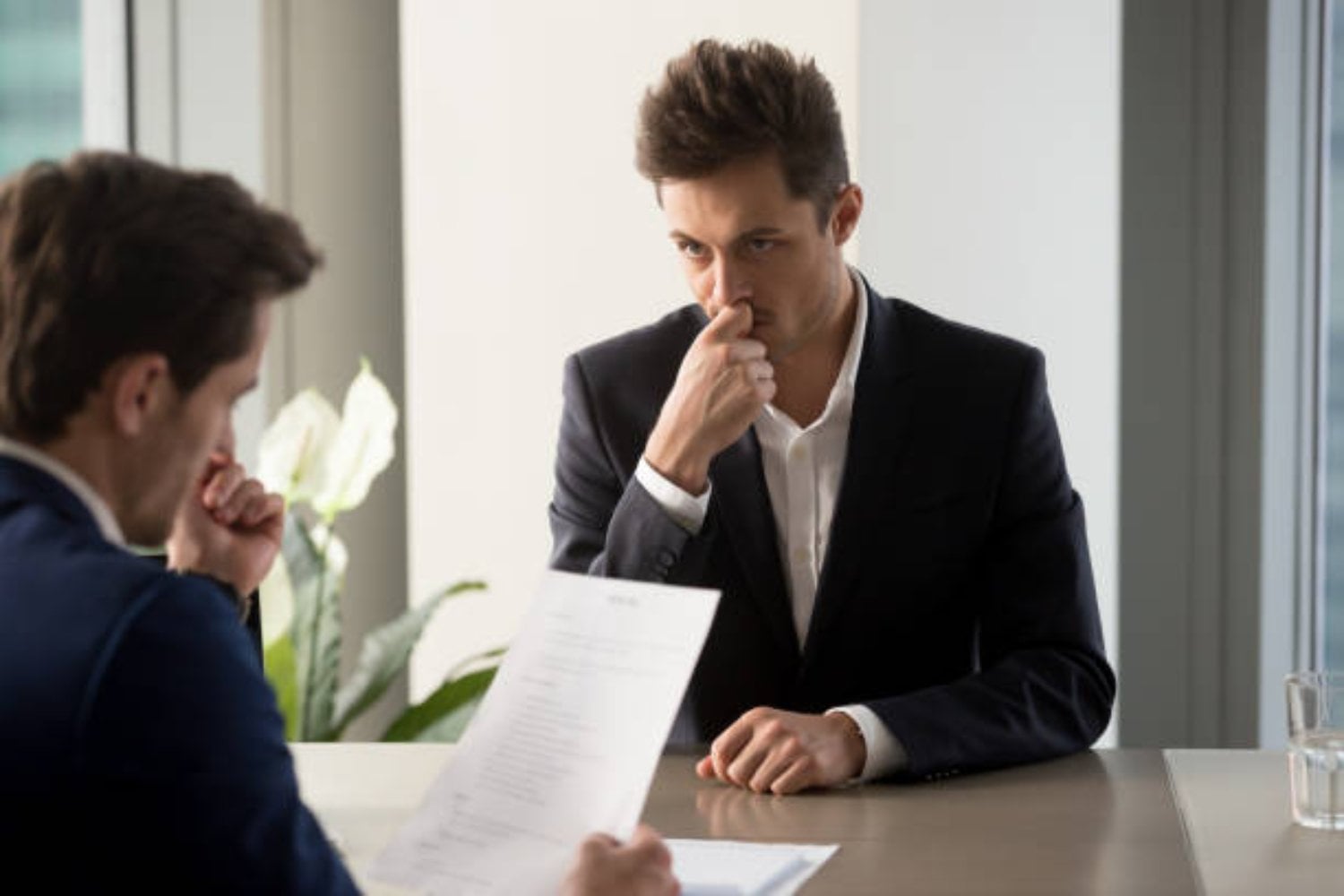 El gesto que podría costarte el trabajo: lo que revela tocarse la cara en una entrevista laboral