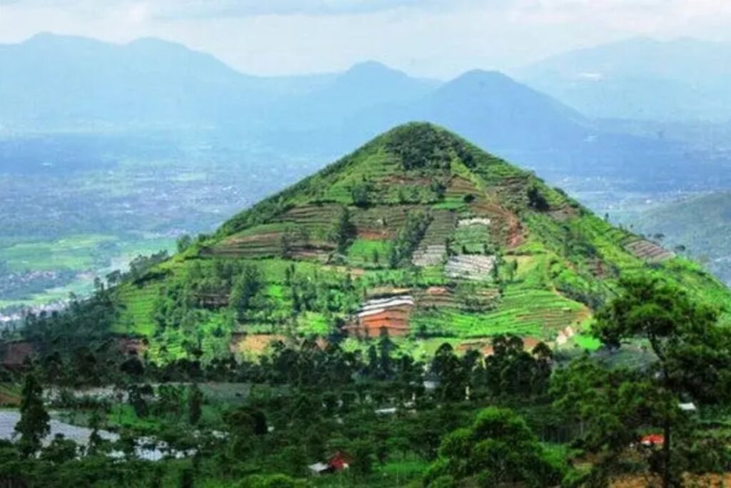 ¿Quién construyó la pirámide más antigua del mundo? Un hallazgo en Indonesia desconcierta a los arqueólogos