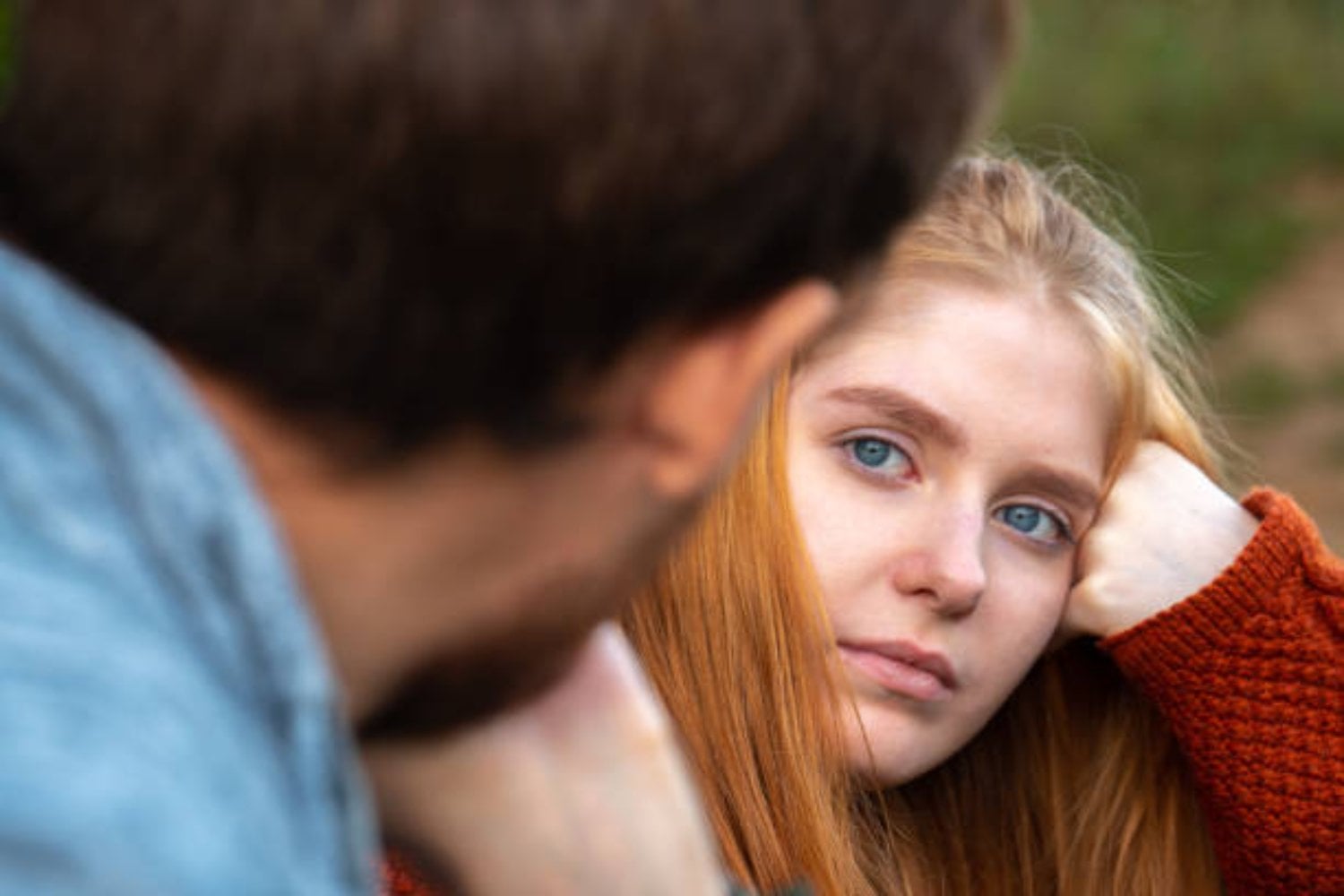 ¿Por qué te sientes solo en pareja? La psicología explica las causas y cómo superarlas