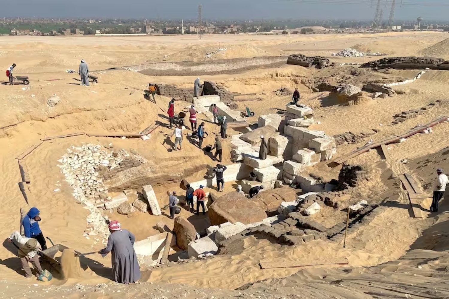 La tumba secreta bajo la arena: el descubrimiento en Egipto que podría cambiar la historia