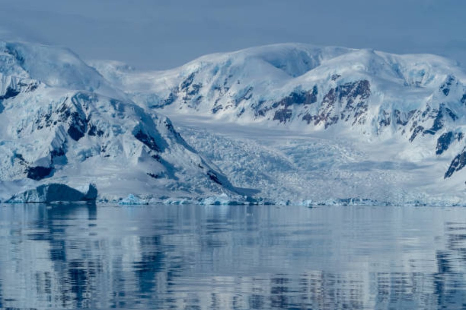 El lago escondido bajo el hielo que podría revelar secretos de otro mundo