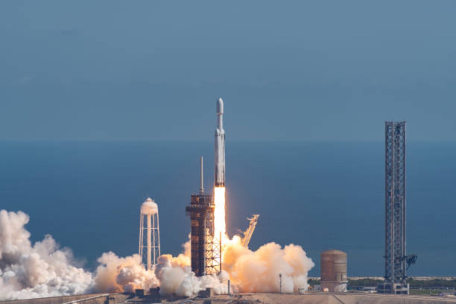 La misión espacial más ambiciosa: SpaceX y el magnate del Bitcoin desafían los polos