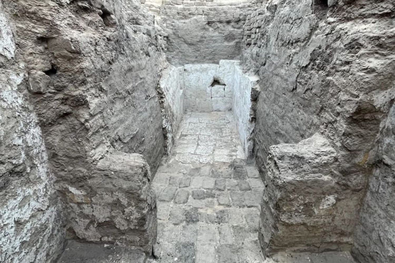 La tumba secreta bajo la arena: el descubrimiento en Egipto que podría cambiar la historia