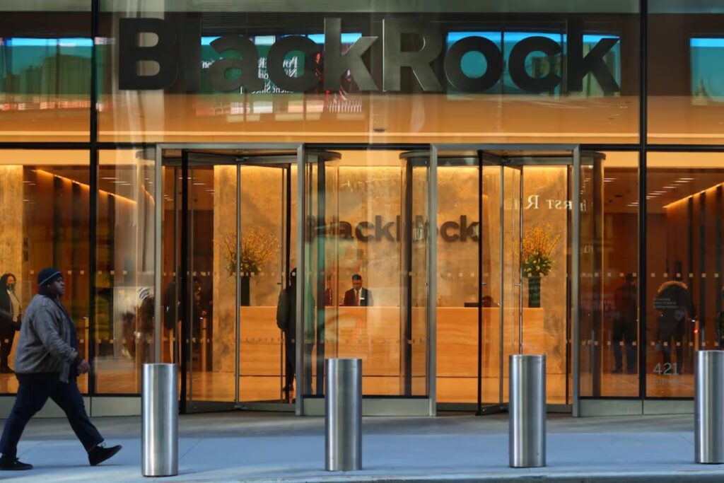 BlackRock: El gigante que controla tu dinero y ahora busca apoderarse de rutas comerciales clave