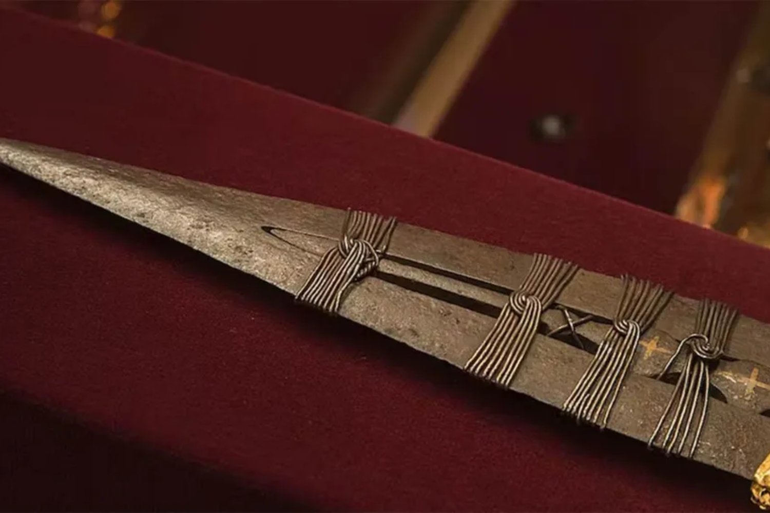 El Vaticano exhibe la lanza que atravesó a Jesús: la reliquia que sigue causando impacto
