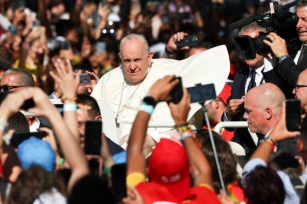 De pensar en reemplazos a su inesperado y milagroso regreso: vuelve el Papa Francisco
