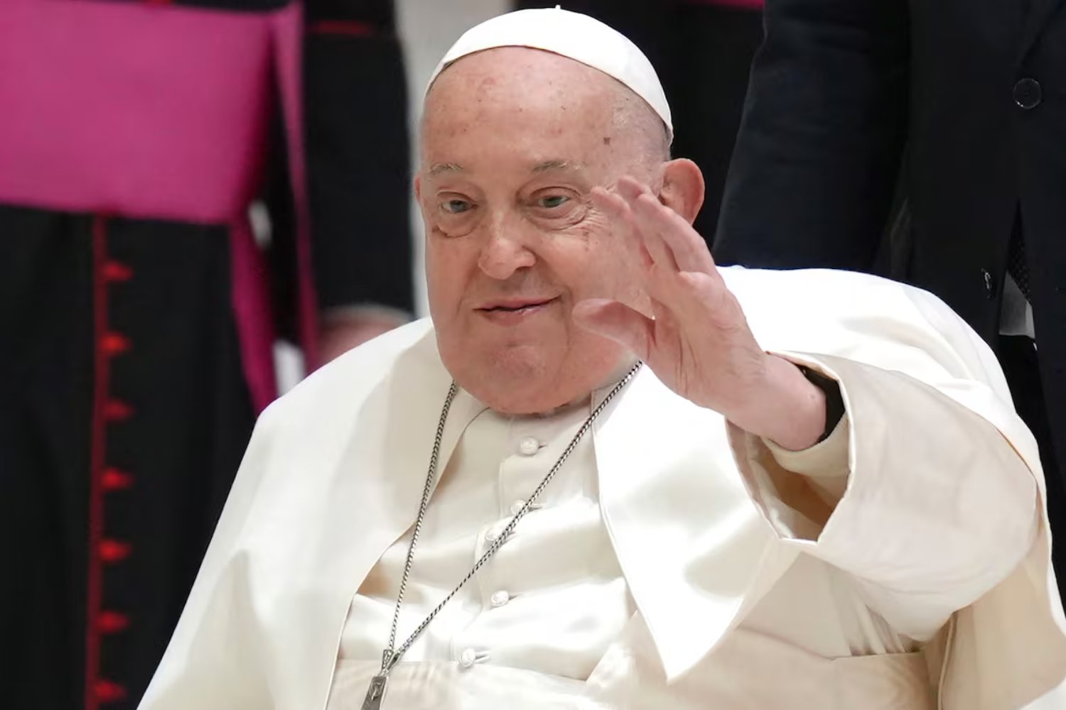 De pensar en reemplazos a su inesperado y milagroso regreso: vuelve el Papa Francisco