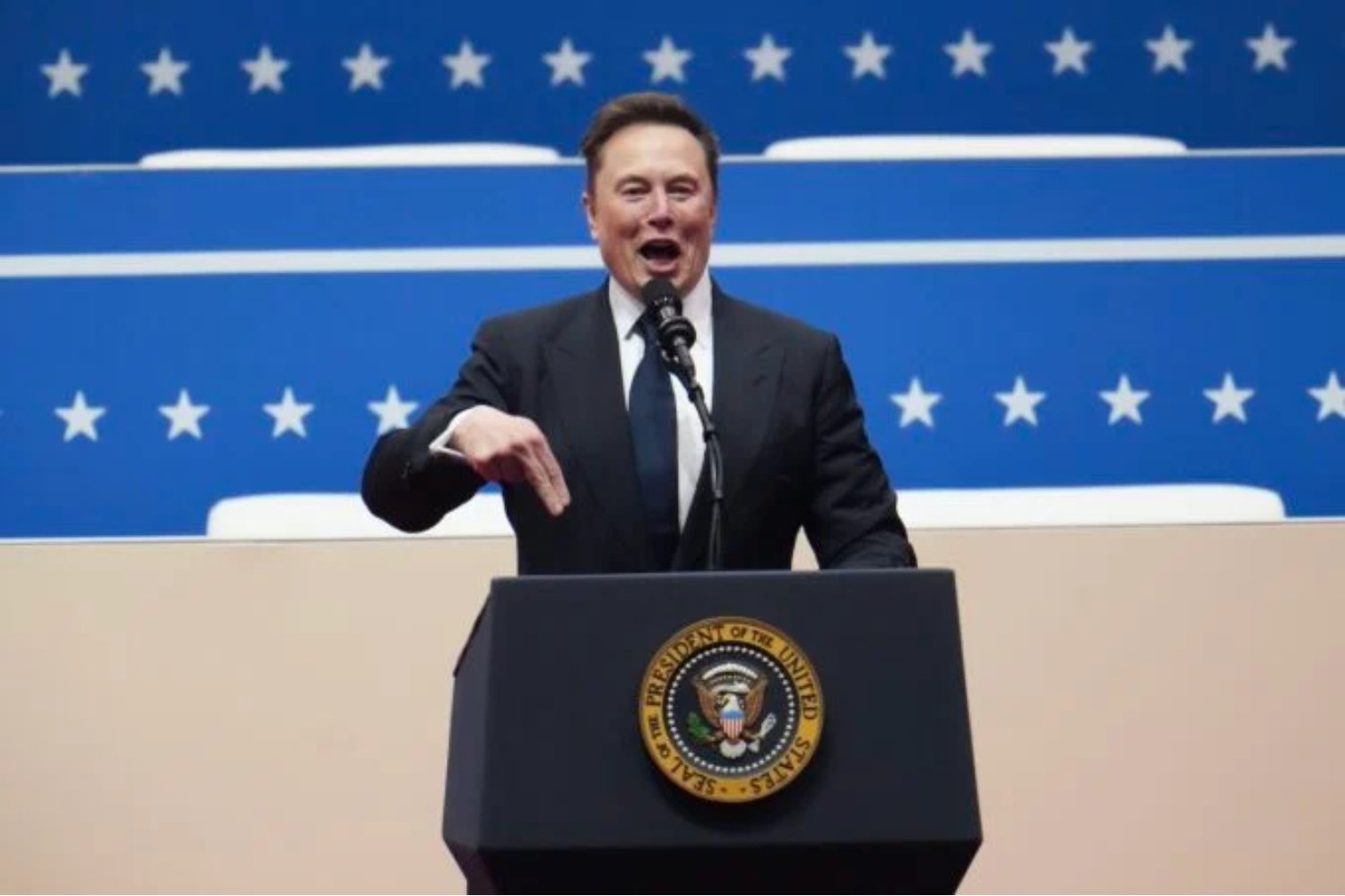 Elon Musk impone jornadas extenuantes y trabajo sin sueldo en un polémico proyecto gubernamental
