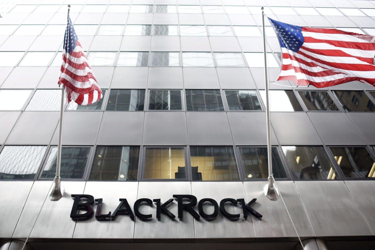 BlackRock: El gigante que controla tu dinero y ahora busca apoderarse de rutas comerciales clave