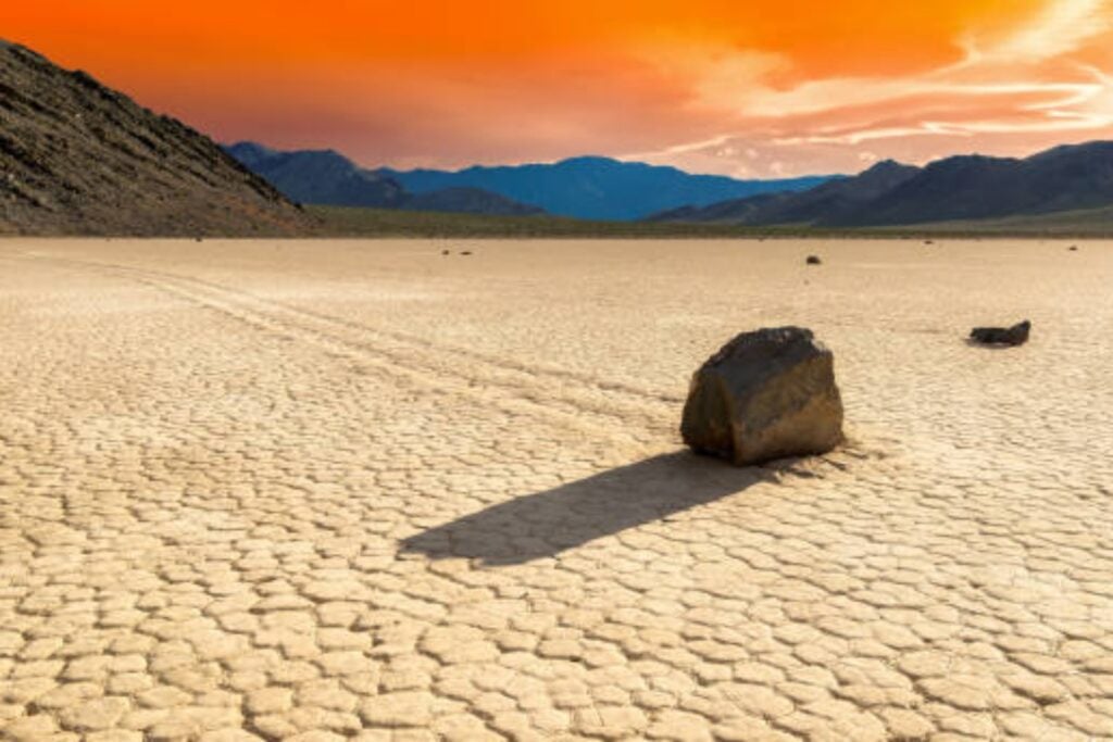 El enigma de las piedras que se mueven solas: el misterio del desierto que tomó un siglo resolver