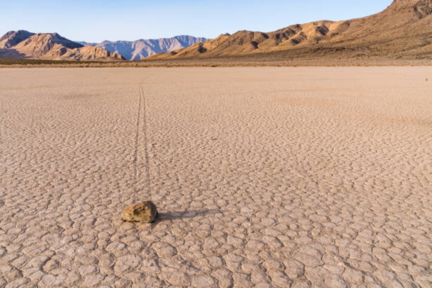 El enigma de las piedras que se mueven solas: el misterio del desierto que tomó un siglo resolver
