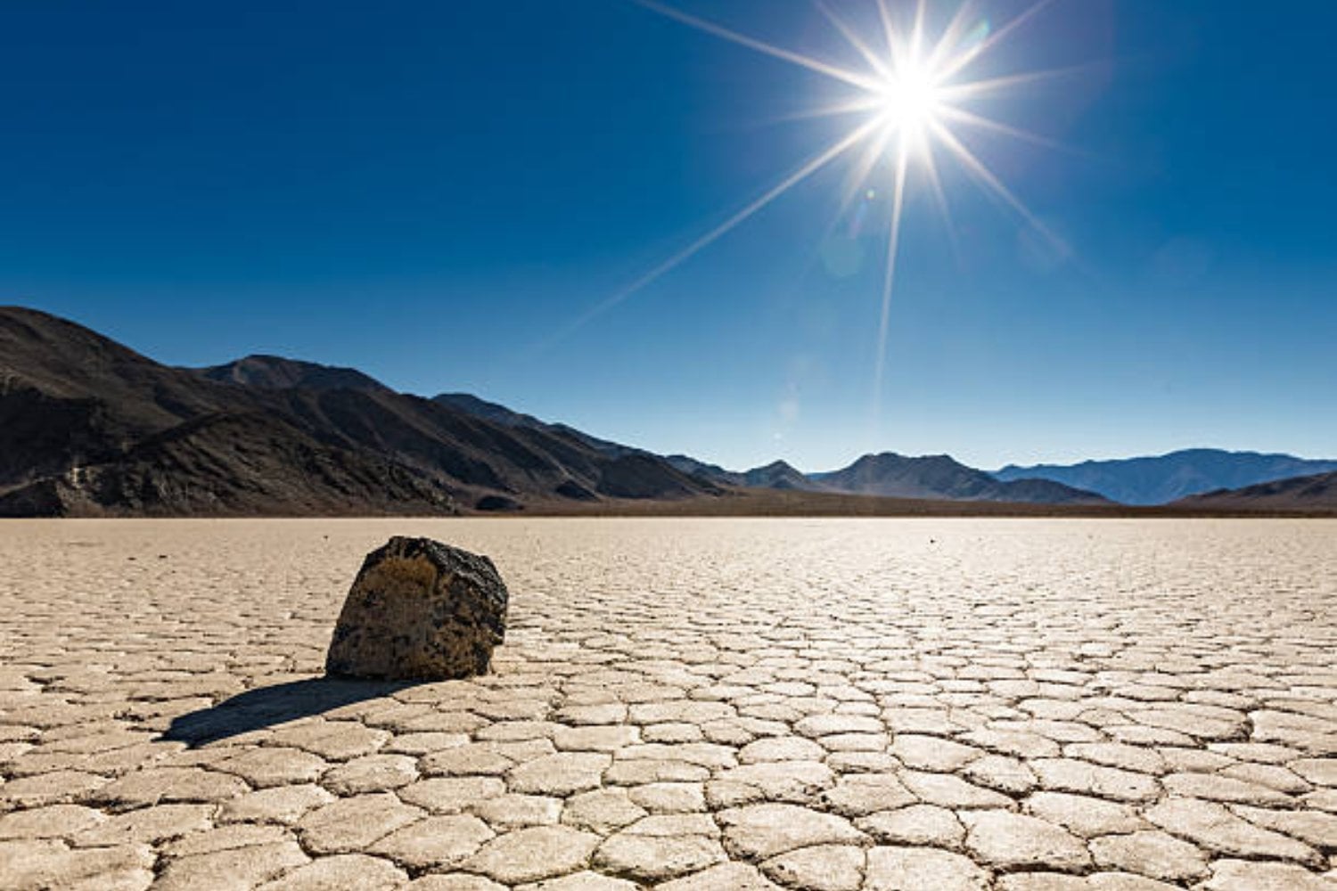 El enigma de las piedras que se mueven solas: el misterio del desierto que tomó un siglo resolver