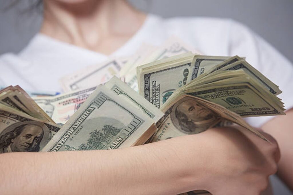 Los países latinos que sorprendieron con sus aumentos salariales en 2025