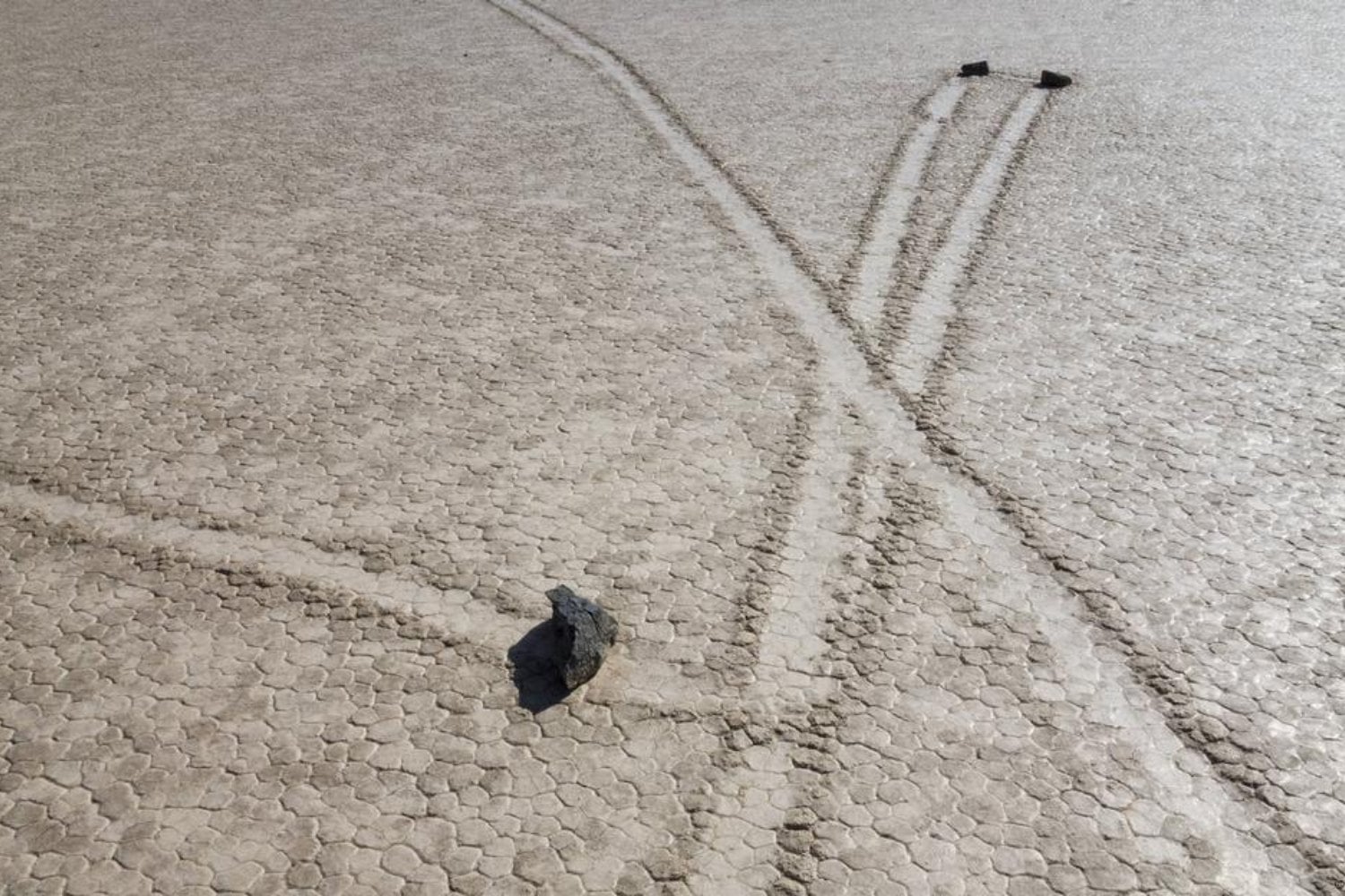 El enigma de las piedras que se mueven solas: el misterio del desierto que tomó un siglo resolver