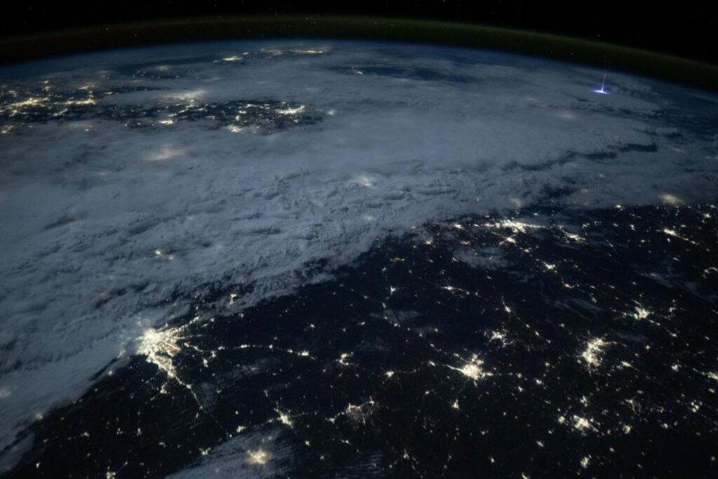 ¿Un rayo que asciende al espacio? La EEI captura un fenómeno eléctrico extraordinario