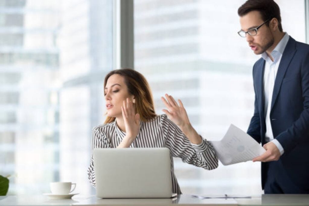 ¿Hablas de forma pasivo-agresiva sin darte cuenta? Estas frases lo delatan
