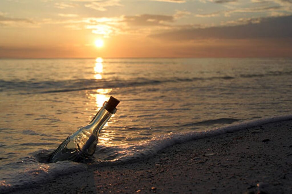 Encontraron una botella flotando en la playa y lo que descubrieron dentro los dejó helados