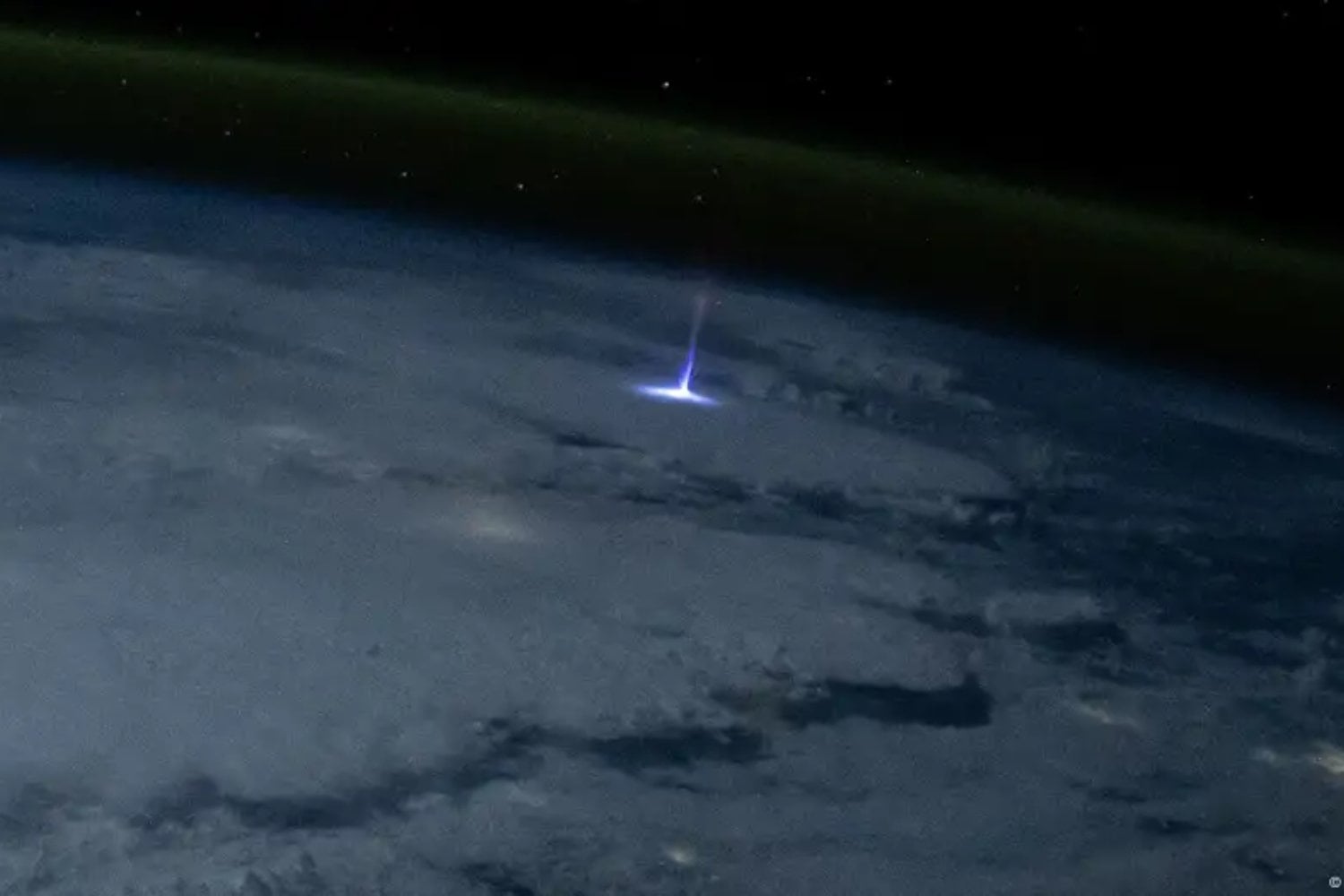 ¿Un rayo que asciende al espacio? La EEI captura un fenómeno eléctrico extraordinario