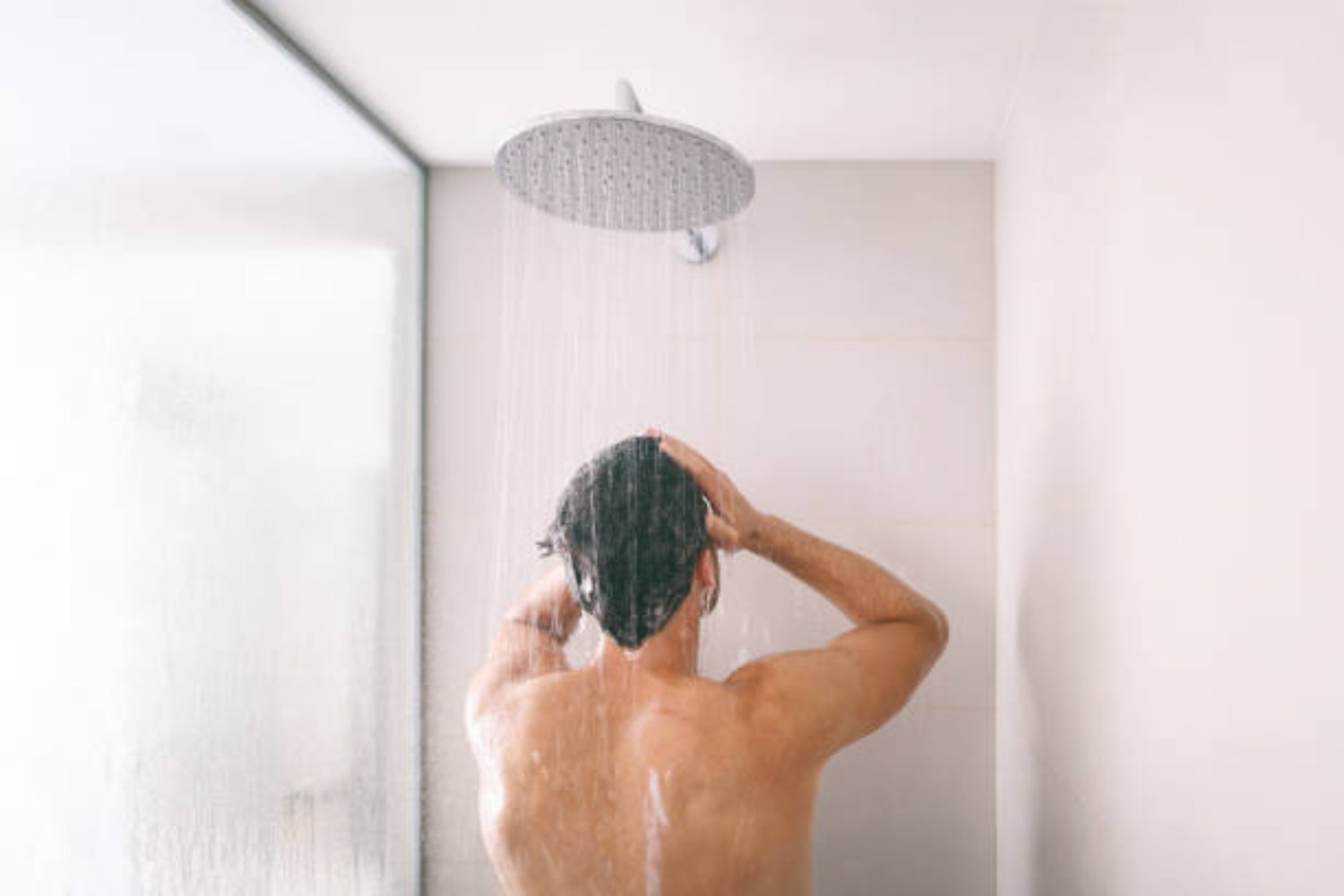 ¿Es realmente necesario ducharse todos los días? Un médico lo cuestiona tras cinco años reduciendo sus baños