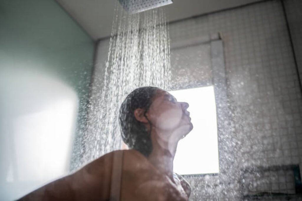 ¿Es realmente necesario ducharse todos los días? Un médico lo cuestiona tras cinco años reduciendo sus baños