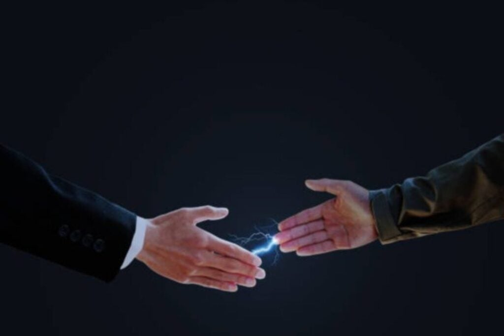 ¿Por qué algunas personas parecen tener "electricidad" en las manos?