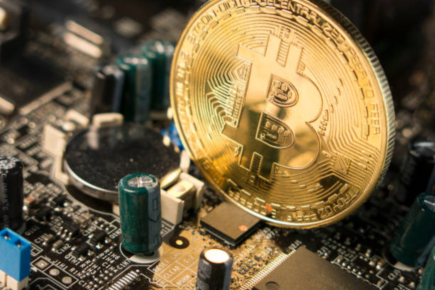 La revolución en la minería de Bitcoin: presentan un ASIC compacto, eficiente y apilable