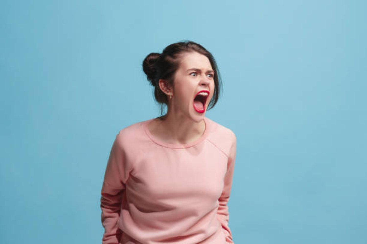 Por qué algunas personas gritan al discutir (y qué revela eso sobre su mente)