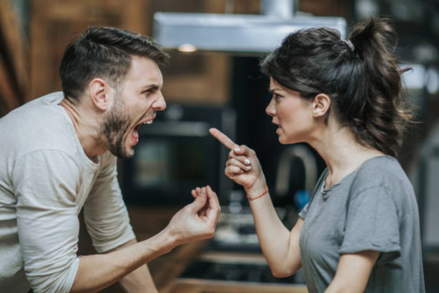 Por qué algunas personas gritan al discutir (y qué revela eso sobre su mente)