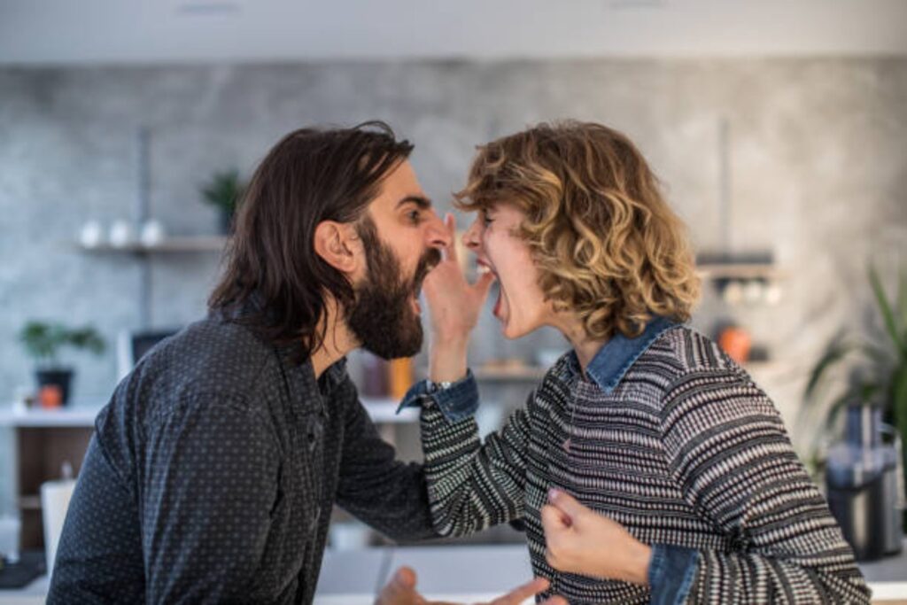 Por qué algunas personas gritan al discutir (y qué revela eso sobre su mente)