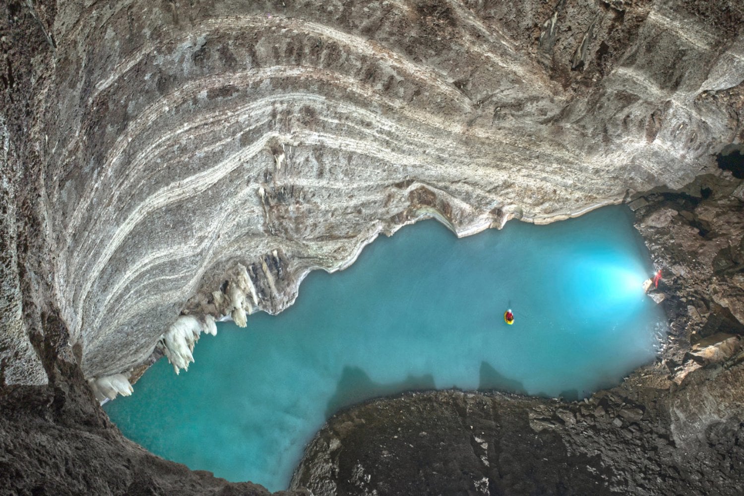Lago Neuron: El gigantesco lago oculto bajo tierra que desafía todo lo que sabíamos sobre la geología