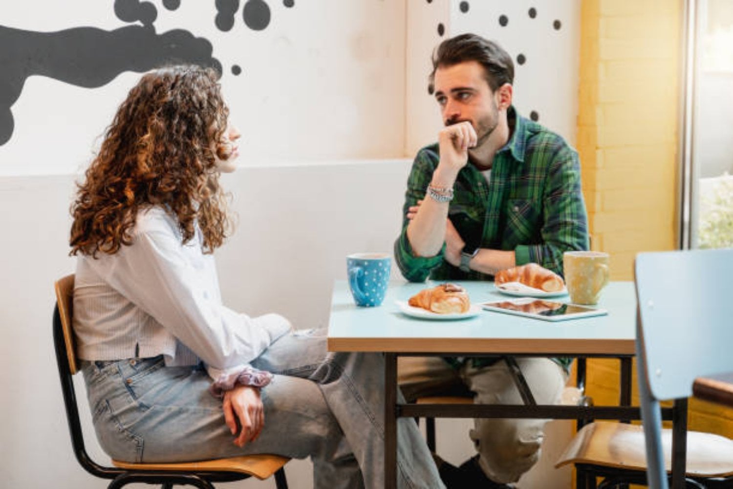 ¿Tu amigo necesita hablar? Estas señales sutiles revelan más de lo que imaginas