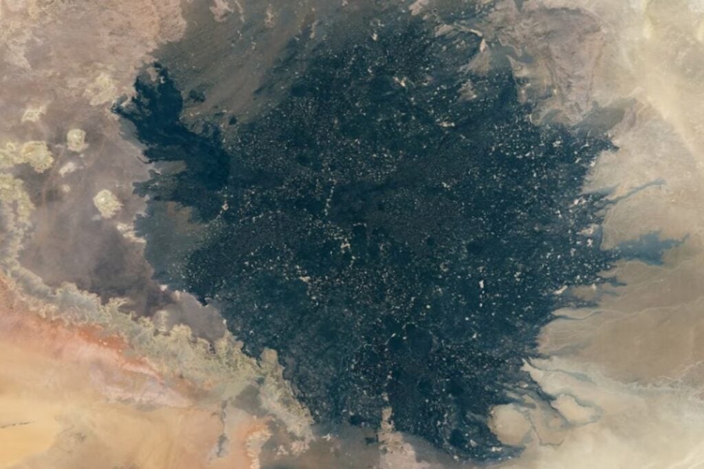 La sombra en el desierto: el campo volcánico en Libia que desconcierta desde el espacio