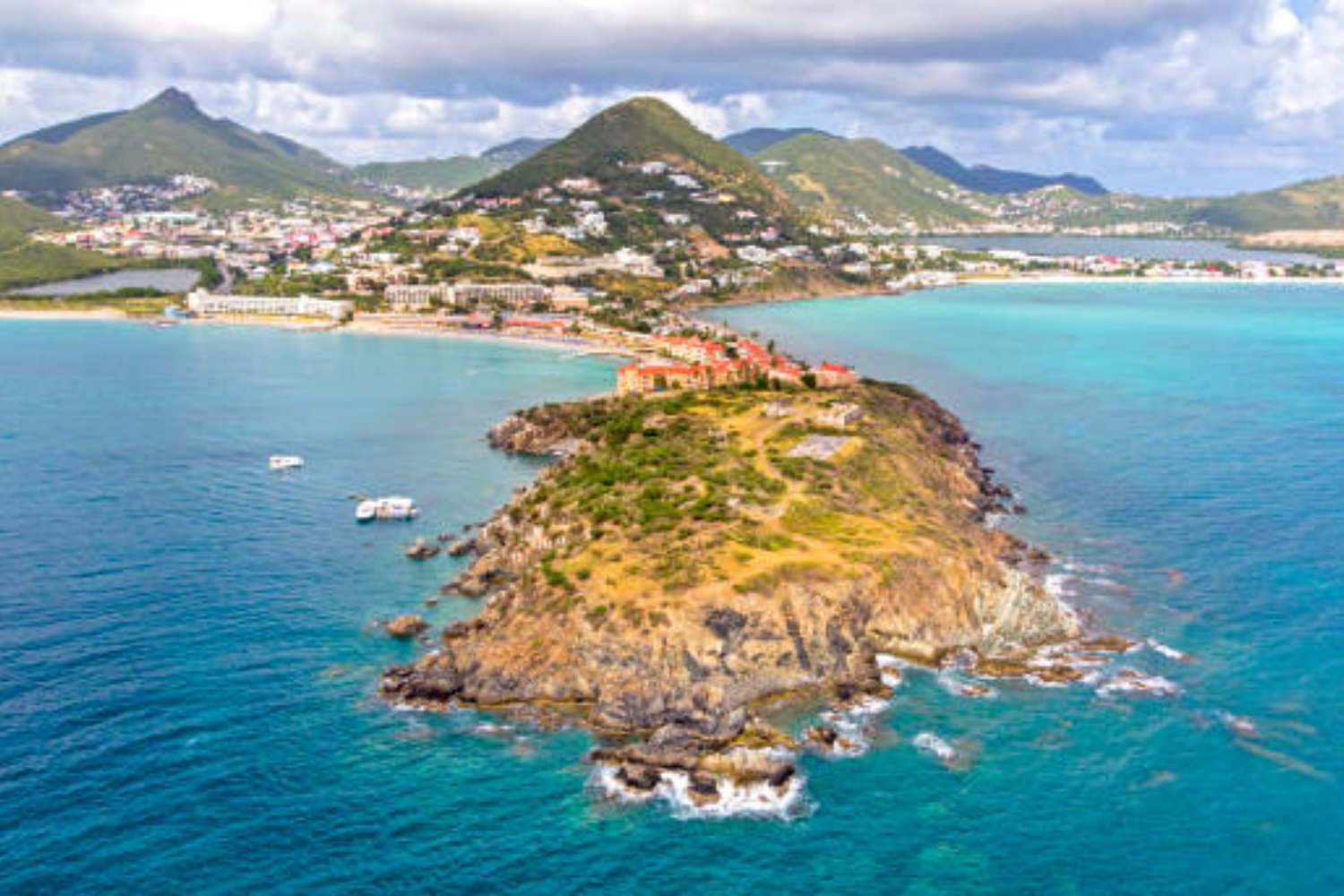 San Martín: La isla caribeña que pertenece a dos países y borra las fronteras: un destino fuera de lo común