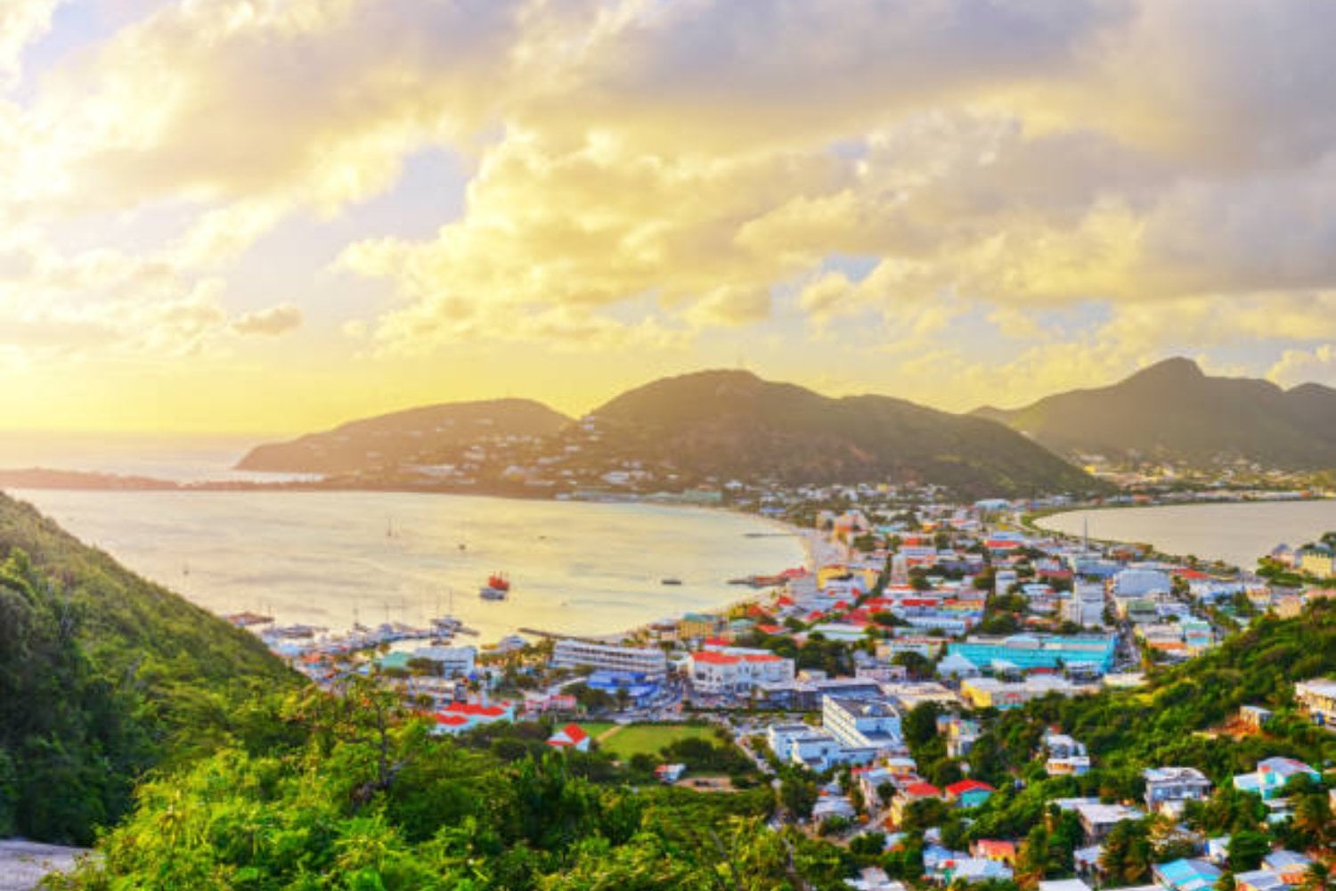 San Martín: La isla caribeña que pertenece a dos países y borra las fronteras: un destino fuera de lo común