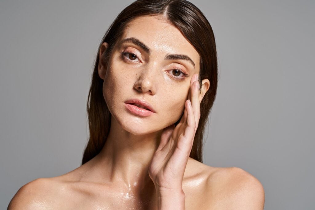 A,young,caucasian,woman,with,brunette,hair,and,clean,skin
