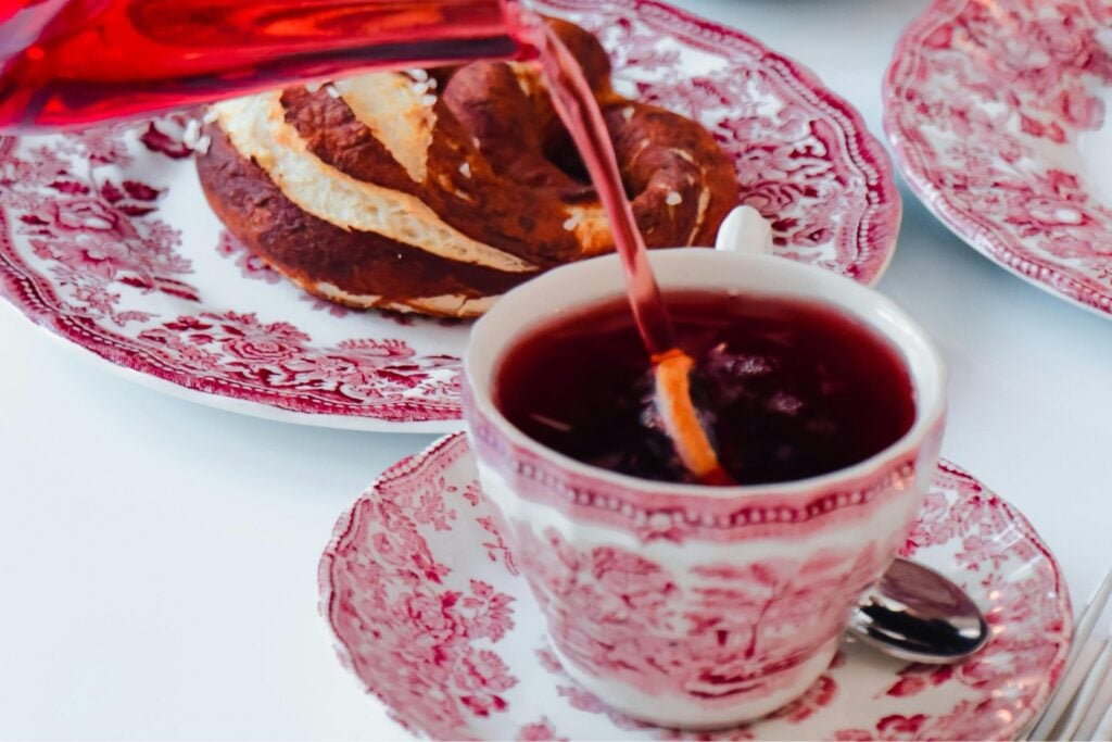 El ritual matutino con hierbas que calma la mente y potencia la memoria: un secreto milenario que vuelve