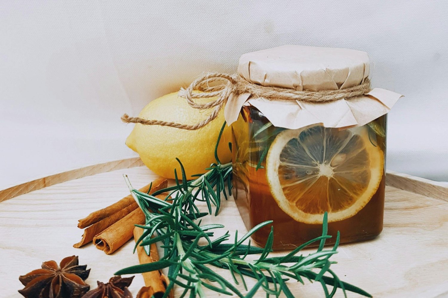 El ritual matutino con hierbas que calma la mente y potencia la memoria: un secreto milenario que vuelve