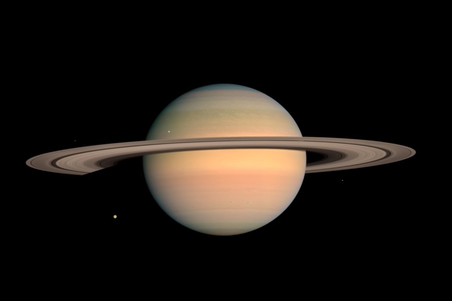 Un sistema lunar forjado en el caos