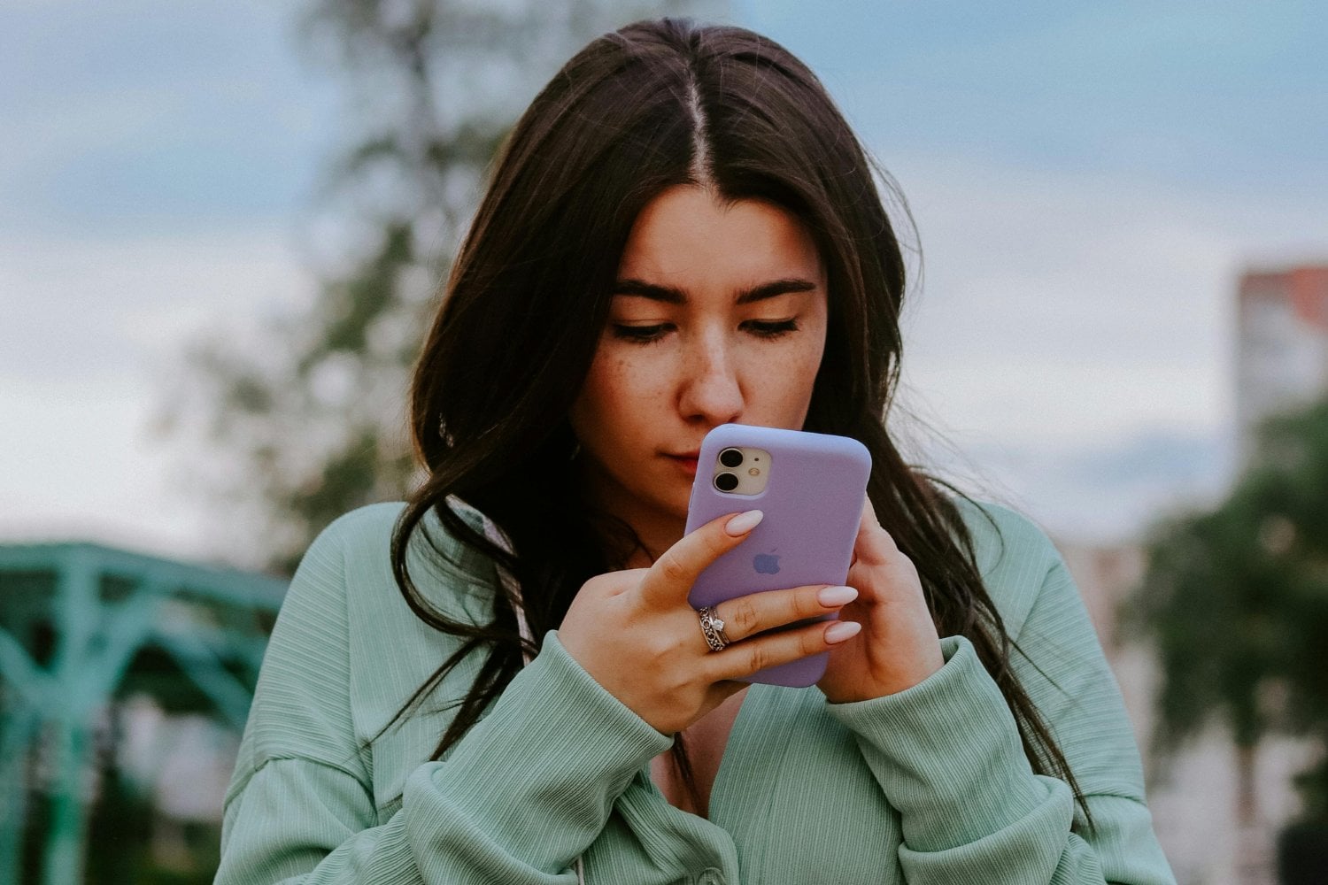 Cómo liberar espacio en WhatsApp sin perder información importante: el truco que pocos conocen