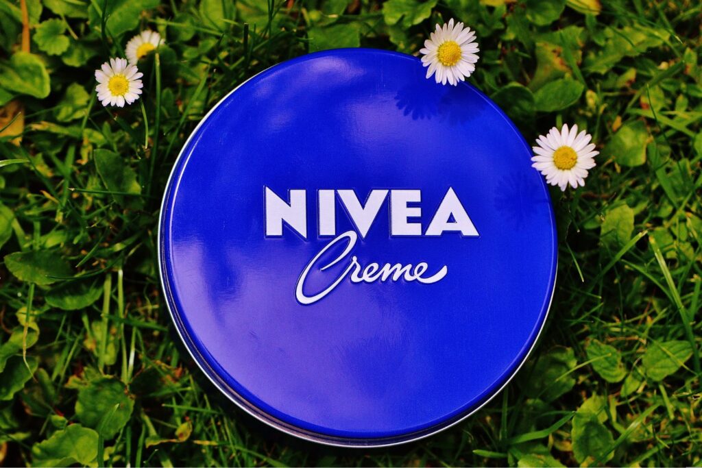 ¿Qué revelaron los dermatólogos sobre la famosa crema Nivea de lata azul?