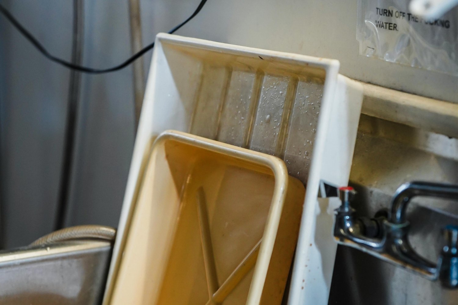 Por qué tus plásticos blancos pierden su color