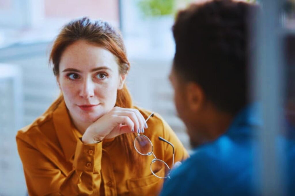 ¿Qué revela realmente una mirada fija? La psicología tiene la respuesta