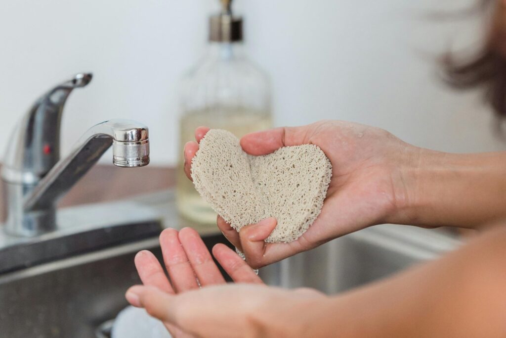 El secreto casero que borra el paso del tiempo en tus plásticos: no es magia, es química