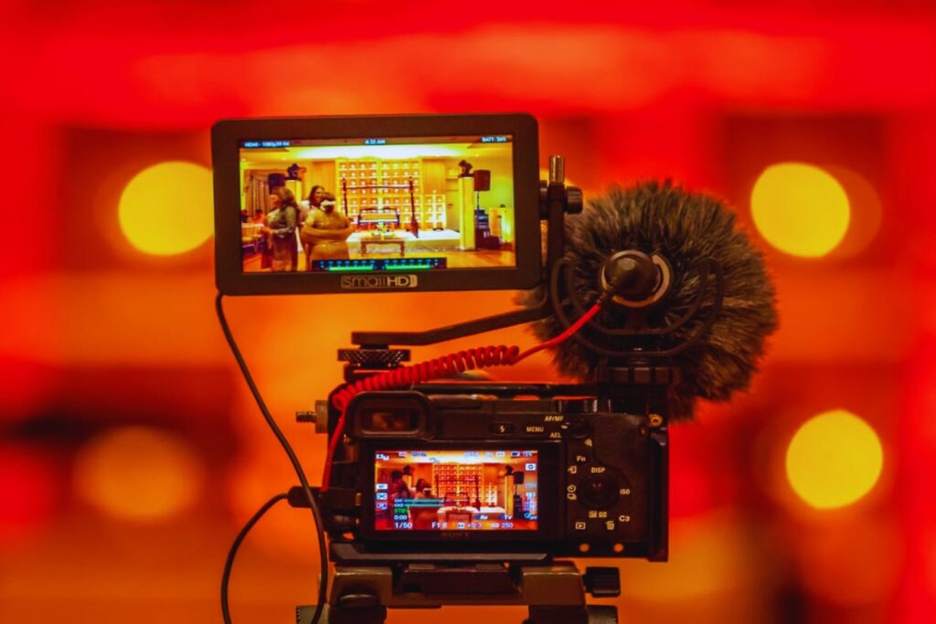 Así es la nueva televisión en vivo hecha en Latinoamérica: espontánea, viral y sin canal de aire